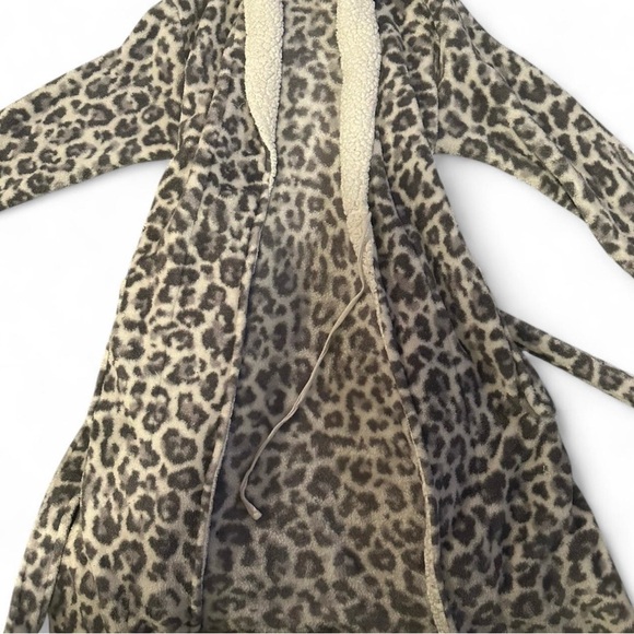 Grey & black leopard print robe - Picture 7 of 8